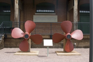 314-0964 Dubuque IA - Mississippi River Museum - Propellers from the Potter